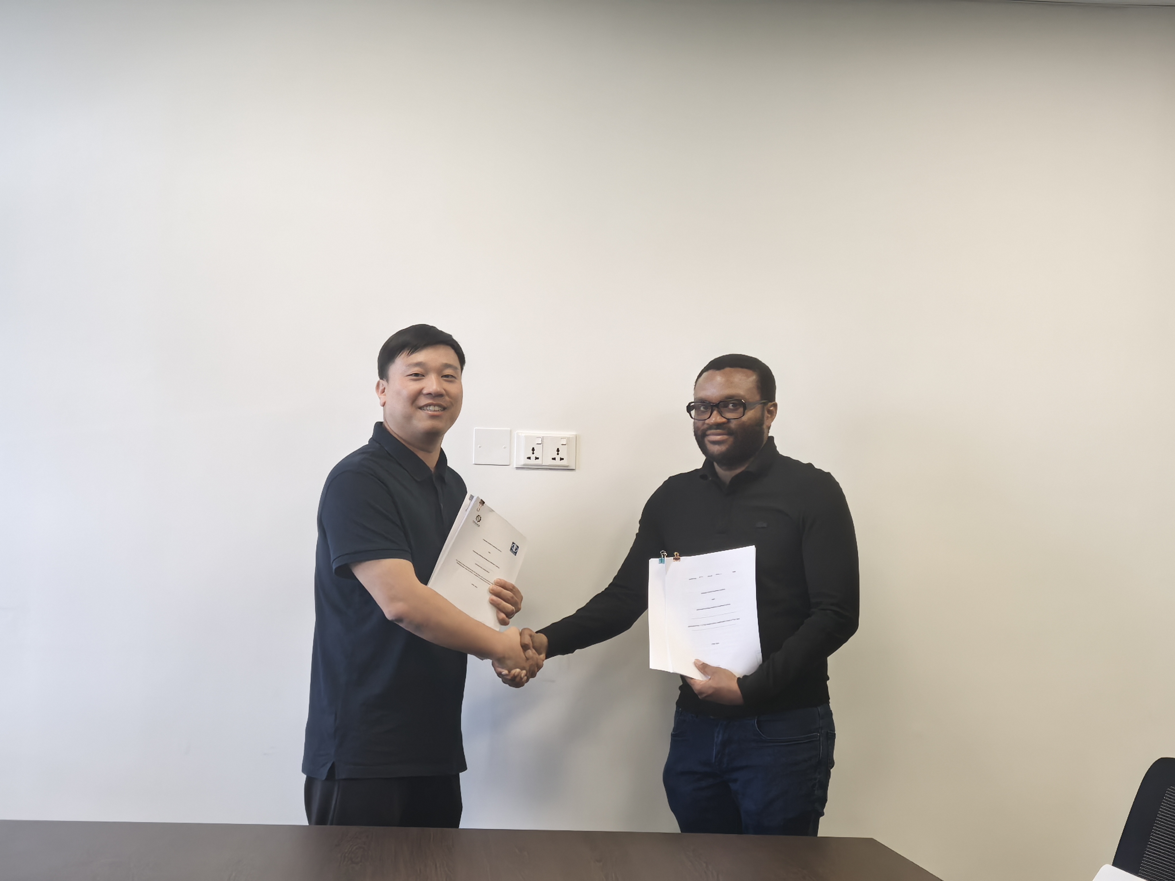 冰球突破卡通巴矿业与赞比亚Konona公司签署电力和谈