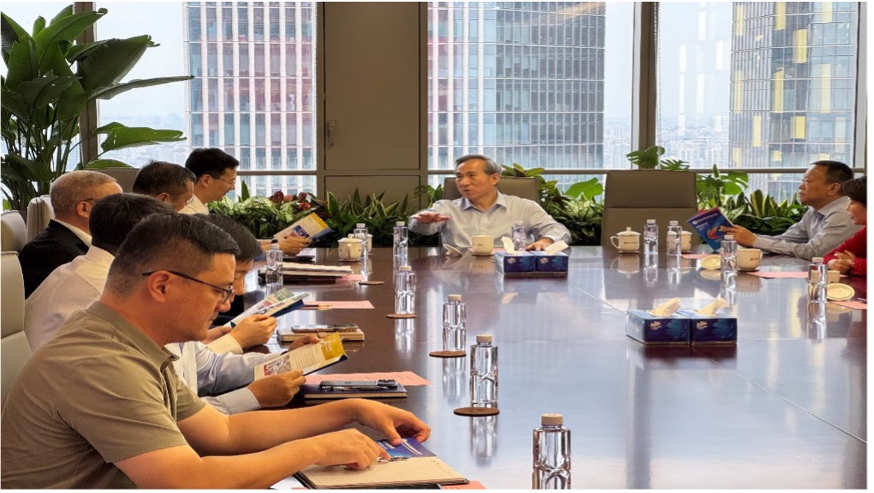 中国国际业务推进委员会任鸿斌会长一行到访冰球突破资源集团